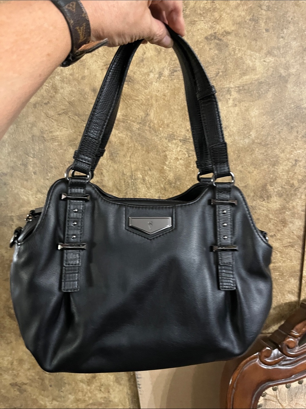 Simply Vera Vera Wang Black Leather Shoulder Bag with a shoulder strap